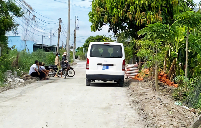 Lực lượng chức năng khám nghiệm hiện trường án mạng, sáng 28/5. Ảnh: Nam An