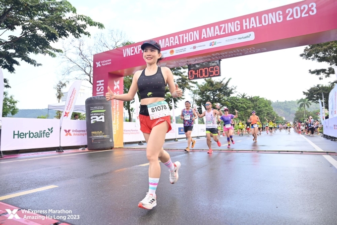 Chip được gắn trên bib một VĐV đeo theo người khi chạy giải VnExpress Marathon Hạ Long 2023. Ảnh: VnExpress Marathon