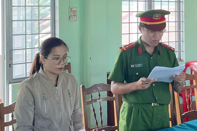 Cảnh sát đọc lệnh khởi tố Trần Thị Bảy. Ảnh: Công an Gia Lai