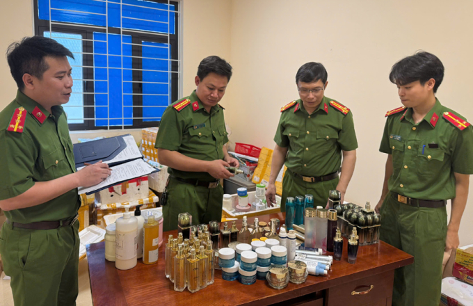 Công an triệt phá cơ sở sản xuất, buôn bán số lượng lớn mỹ phẩm giả do Nguyễn Thị Dung làm chủ. Ảnh: Công an Thanh Hoá