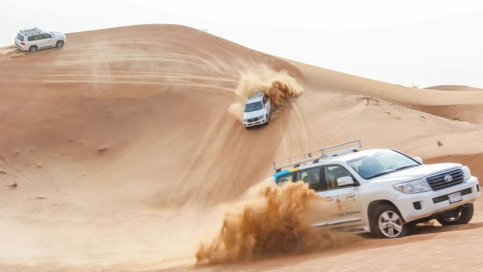 Xe địa hình đi trên đồi cát tại Dubai. Ảnh: Nguyễn Hồng Vinh