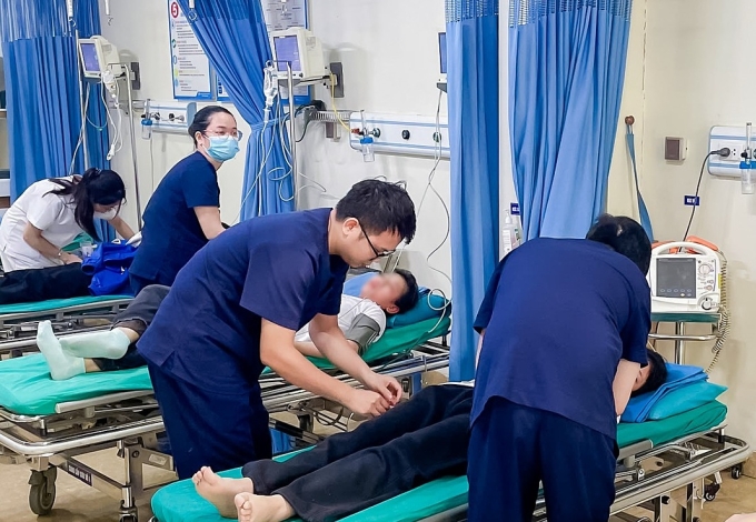 Bác sĩ cấp cứu cho trẻ bị ong đốt. Ảnh: Bệnh viện cung cấp