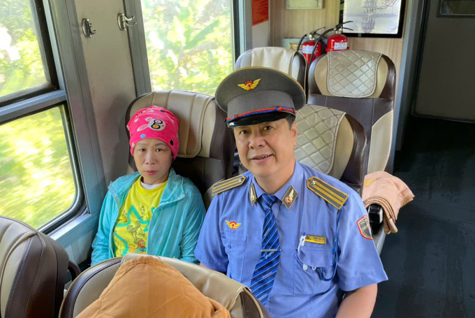 Trưởng tàu Trần Văn Trí và chị Phạm Thị Ngưỡng trên chuyến tàu SE4 từ TP HCM ra Hà Nội, sáng 23/5. Ảnh: Đường sắt Việt Nam