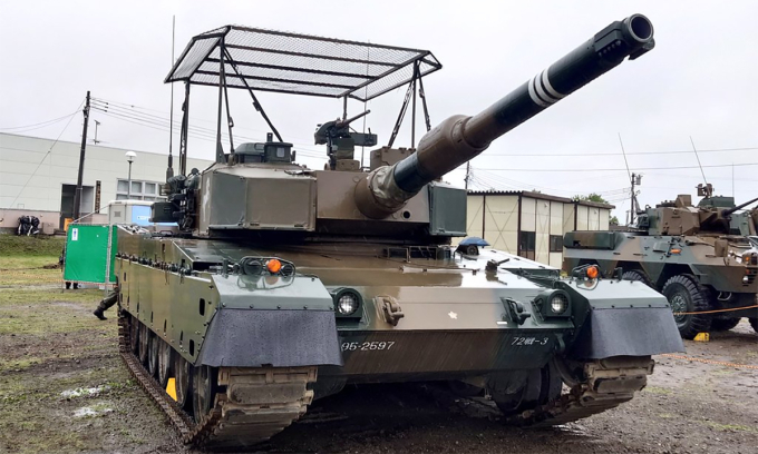 Xe tăng Type 90 với giáp mái trong buổi lễ ngày 25/5 tại căn cứ Higashi-Chitose của Nhật Bản. Ảnh: X/Hound 7