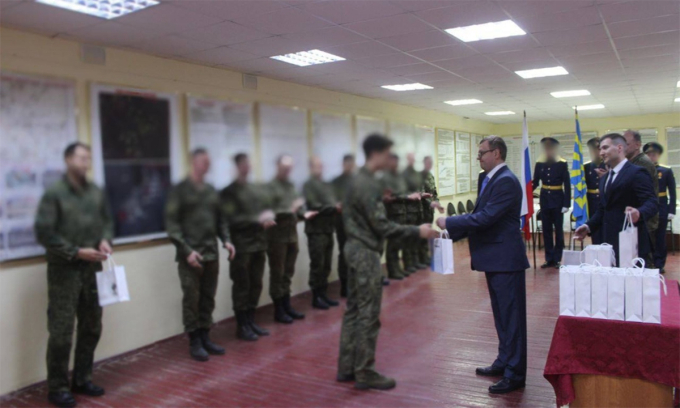 Đại diện công ty FORES trao thưởng cho nhóm quân nhân Nga hạ tiêm kích F-16 Ukraine. Ảnh: FORES