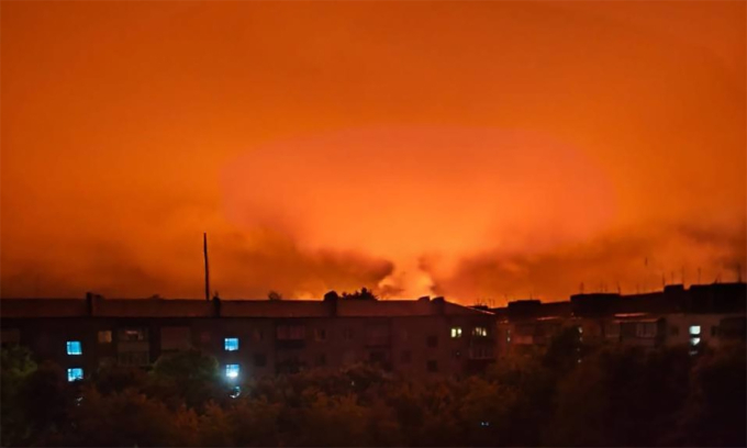 Đám cháy từ địa điểm nghi là sân bay Starokostiantyniv, tỉnh  Khmelnytskyi, Ukraine sau trận tập kích ngày 26/5. Ảnh: RusVesna