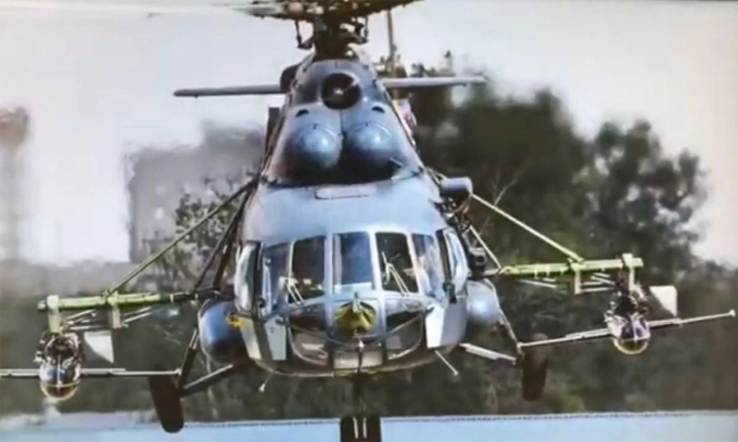 Trực thăng Mi-8 Nga mang hai UAV được cho là Dan-M trên giá treo vũ khí. Ảnh: Voenny Osvedomitel