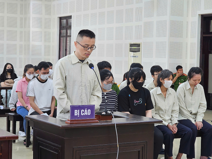 Bị cáo Wang Yun Tao và các đồng phạm tại phiên xét xử kéo dài từ 23-28/5. Ảnh: Trạng Chi