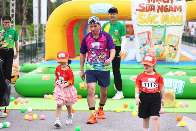 Nghệ sĩ Xuân Bắc chạy cùng các runner nhí. Ảnh: Quỳnh Trần