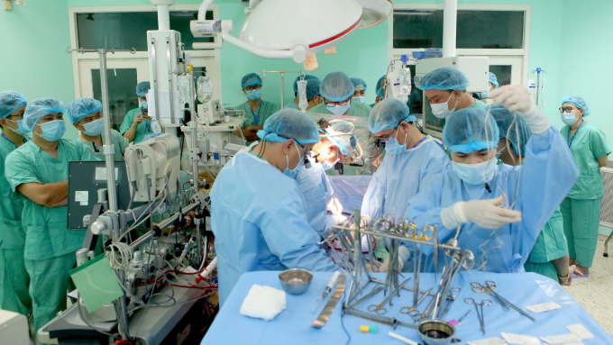 Các bác sĩ khi thực hiện ca ghép tim. Ảnh: Lan Hương