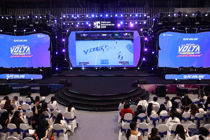Hai đội thi đấu Volta Live - bóng đá đường phố, chiều 26/5. Ảnh: Quỳnh Trần