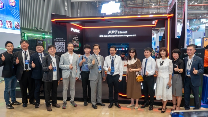 Cục trưởng Cục Phát thanh truyền hình và Thông tin điện tử (thứ 6 từ phải sang) cùng các đại biểu tham quan gian hàng FPT tại sự kiện. Ảnh: FPT