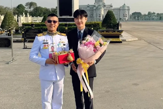 Nutthabhum và Kampol nhận hoa và quà từ Vua và Hoàng hậu Thái Lan hồi tháng 2. Ảnh: Nation