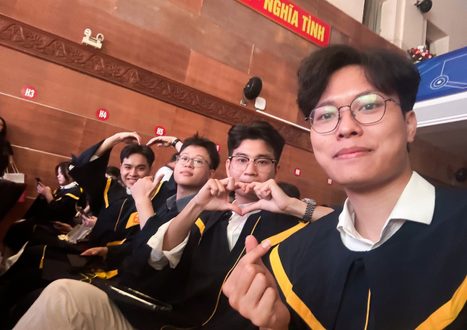 Vinh và các bạn trong nhóm học tập tại lễ tốt nghiệp ngày 23/5. Ảnh: Nhân vật cung cấp