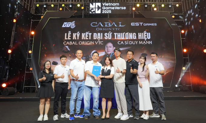 Ca sĩ Duy Mạnh (giữa) cầm bản ký kết đại sứ thương hiệu cho game Cabal Origin VTC.