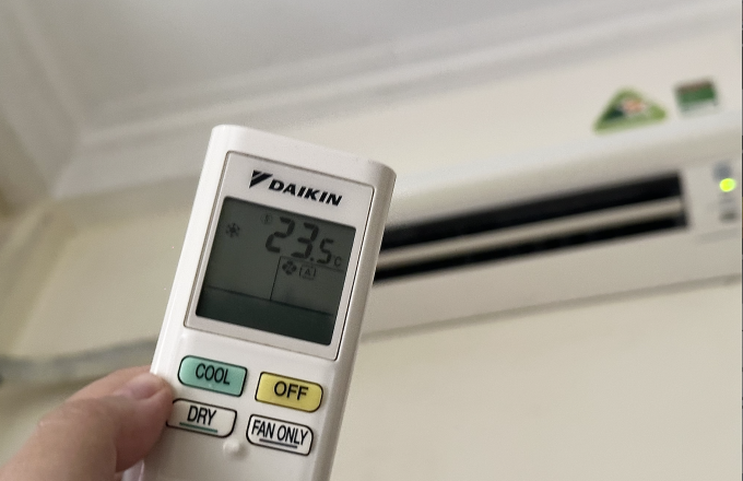 Sử dụng điều hòa thường xuyên sẽ khiến nhiệt độ và độ ẩm không khí trong phòng giảm thấp. Ảnh: Linh An