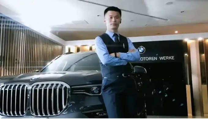 Zhang Zengwei, 35 tuổi đang nổi tiếng trên mạng xã hội Trung Quốc vì các kỷ lục bán xe sang BMW. Ảnh: Sohu