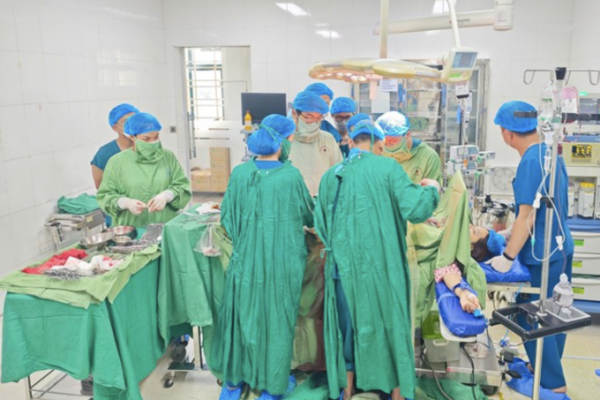 Cứu sống sản phụ 40 tuổi với ba bệnh lý nguy hiểm