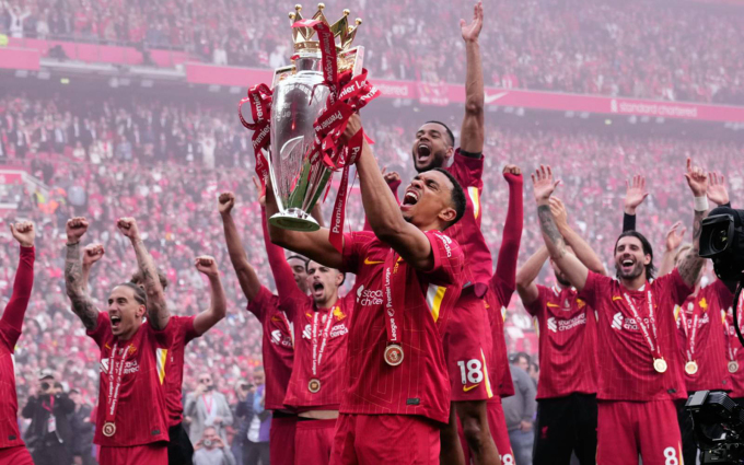 Alexander-Arnold nâng Cup vô địch Ngoại hạng Anh trên sân Anfield, thành phố Liverpool, Anh ngày 25/5/2025. Ảnh: AP