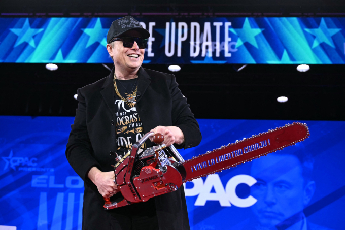 Elon Musk cầm cưa máy tại sự kiện của CPAC ở Oxon Hill, bang Maryland ngày 20/2. Ảnh: AFP
