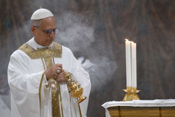 Giáo hoàng Leo XIV cử hành thánh lễ đầu tiên với các hồng y tại Nhà nguyện Sistine ở Vatican ngày 9/5. Ảnh: AFP