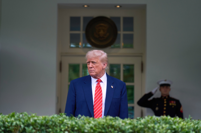 Tổng thống Mỹ Donald Trump bên ngoài Cánh Tây Nhà Trắng ngày 8/5. Ảnh: AP