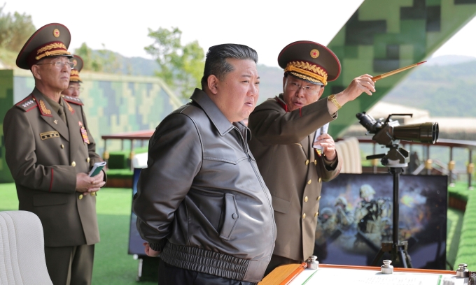 Lãnh đạo Triều Tiên Kim Jong-un thị sát một cuộc tập trận quân sự hôm 13/5. Ảnh: KCNA