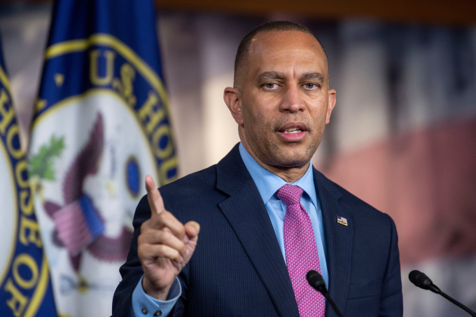 Lãnh đạo phe Dân chủ tại Hạ viện Hakeem Jeffries phát biểu tại Washington ngày 15/5. Ảnh: AP