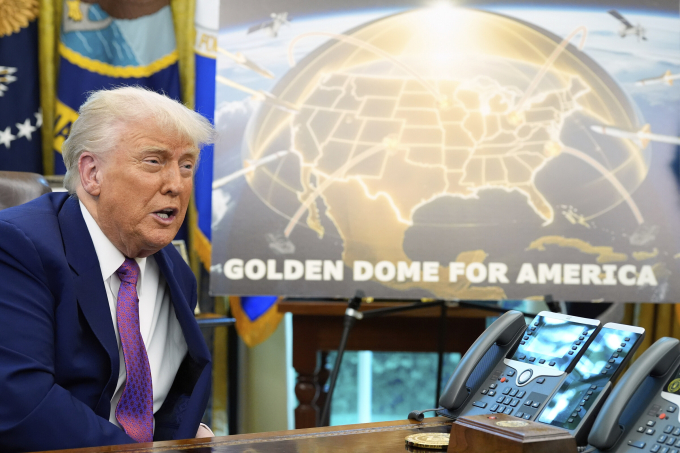 Tổng thống Mỹ Donald Trump bên cạnh mô phỏng về Vòm Vàng tại Phòng Bầu dục, Nhà Trắng ngày 20/5. Ảnh: AP
