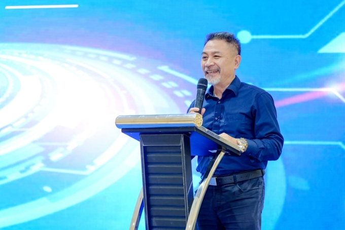 TS. Tôn Quang Cường phát biểu tại sự kiện, nhận định Vinschool tiên phong xây dựng chuẩn năng lực AI là bước tiến chiến lược, thể hiện tầm nhìn giáo dục số. Ảnh: . Ảnh: VinSchool