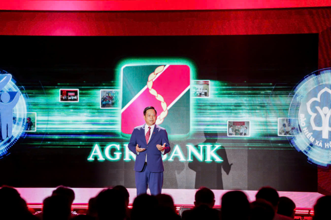 Thủ tướng Phạm Minh Chính tham quan gian hàng của Agribank tại sự kiện. Ảnh: Agribank