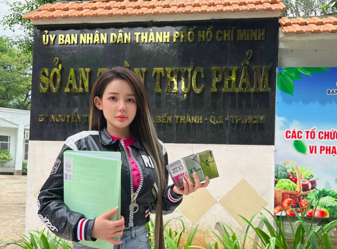 DJ Ngân 98 đến làm việc tại Sở An toàn thực phẩm TP HCM, sáng 22/5. Ảnh:Facebook cá nhân