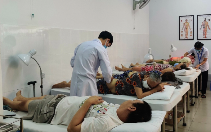 Bệnh nhân được điều trị theo phương pháp y học cổ truyền tại Trạm y tế phường 21, quận Bình Thạnh, TP HCM. Ảnh:Mỹ Ý
