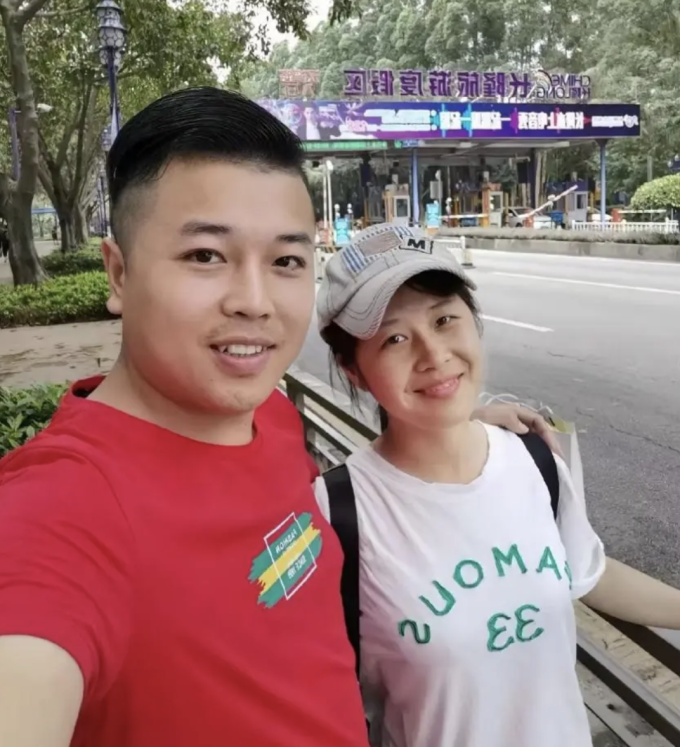 Đặng Hữu Tài và người vợ Diệp Mỹ Địch ở tỉnh Quảng Tây, Trung Quốc. Ảnh: Đặng Hữu Tài/Sohu
