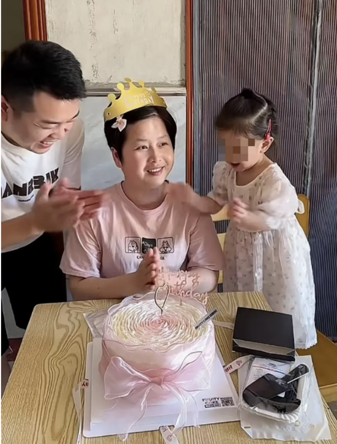 Vợ chồng anh Tài và con gái đón sinh nhật tại nhà riêng, sau khi sức khỏe của chị Địch ổn định. Ảnh: Đặng Hữu Tài/Sohu
