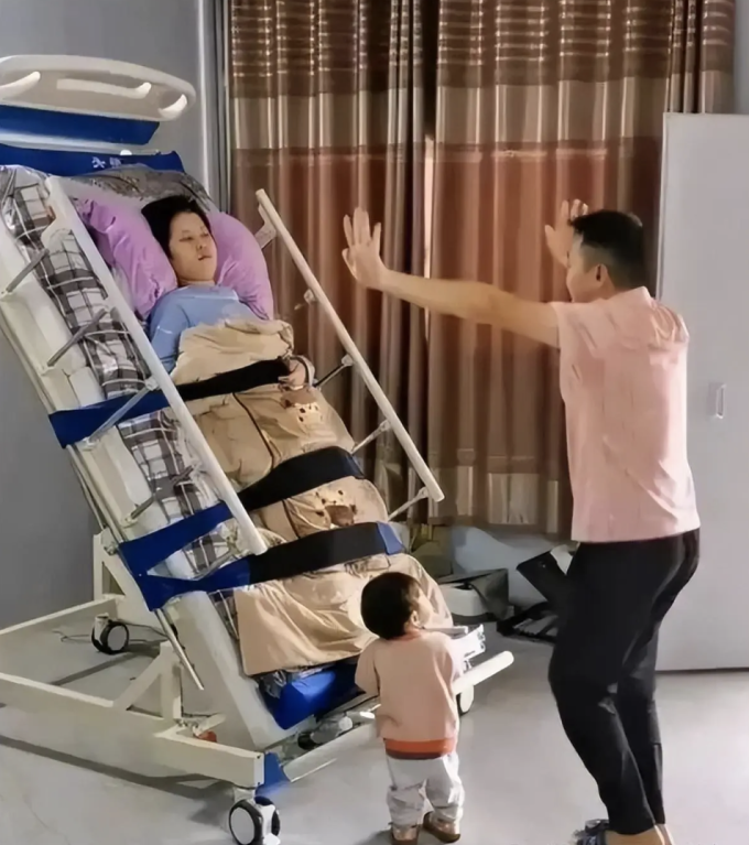 Anh Đặng Hữu Tài cùng con gái nhảy múa, ca hát mỗi ngày bên giường bệnh của vợ đang hôn mê sâu, hy vọng cô sớm tỉnh dậy, phục hồi ý thức. Ảnh: Đặng Hữu Tài/Sohu