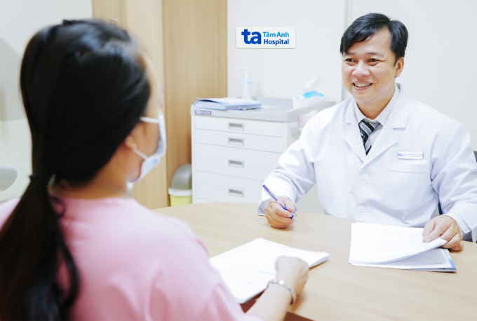 BS.CKI Trịnh Hoàng Quốc Toàn tư vấn cho thai phụ. Ảnh minh họa: Bệnh viện Đa khoa Tâm Anh
