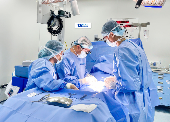 Bác sĩ Trọng (giữa) phẫu thuật cho một bệnh nhi bị lún dương vật. Ảnh: Bệnh viện Đa khoa Tâm Anh