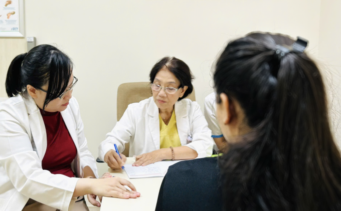 Các bác sĩ khám, tư vấn cho bệnh nhân. Ảnh: Bệnh viện cung cấp