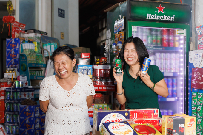 Chị Lan Phương trong một buổi đi khảo sát thị trường và trò chuyện với khách hàng. Ảnh: Heineken Việt Nam