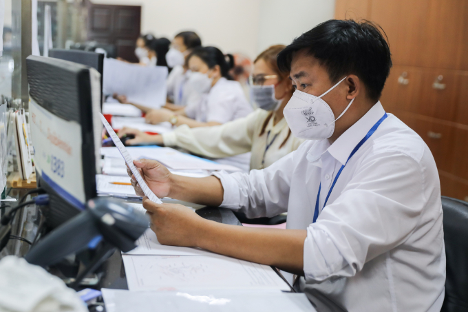 Người dân làm thủ tục hành chính tại UBND TP Thủ Đức. Ảnh: Quỳnh Trần