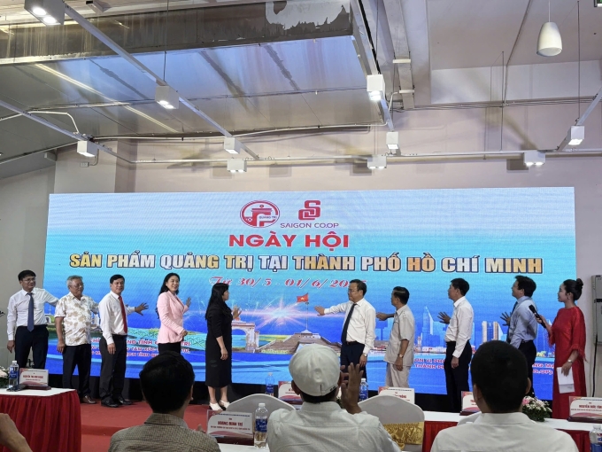 Đại biểu thực hiện nghi thức khởi động ngày hội sản phẩm Quảng Trị tại TP HCM. Ảnh: Saigon Co.op