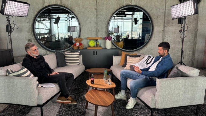 Djokovic (phải) trong podcast với cựu HLV Croatia, Slaven Bilic. Ảnh: Sportal