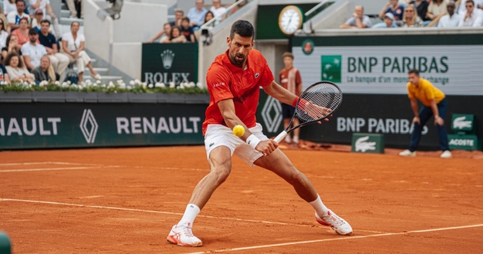 Djokovic trong trận gặp Moutet, ở vòng hai Roland Garros trên sân Philippe Chatrier, Paris, Pháp hôm 29/5. Ảnh: ATP