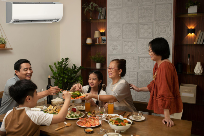 Gia đình dùng bữa trong không gian làm mát, kiểm soát độ ẩm từ Daikin. Ảnh: Daikin