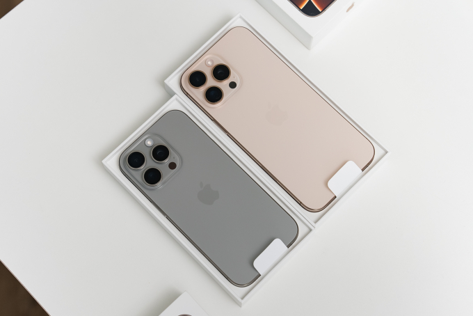 Mở hộp iPhone 16 Pro và 16 Pro Max. Ảnh: Tuấn Hưng