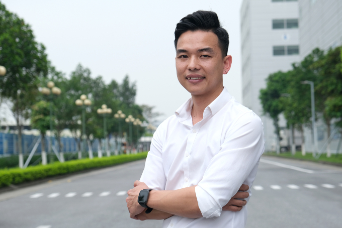 Trần Đình Hai, Quản lý sản xuất tại công ty cung cấp kính cho màn hình iPhone của Apple. Ảnh: Tuấn Hưng