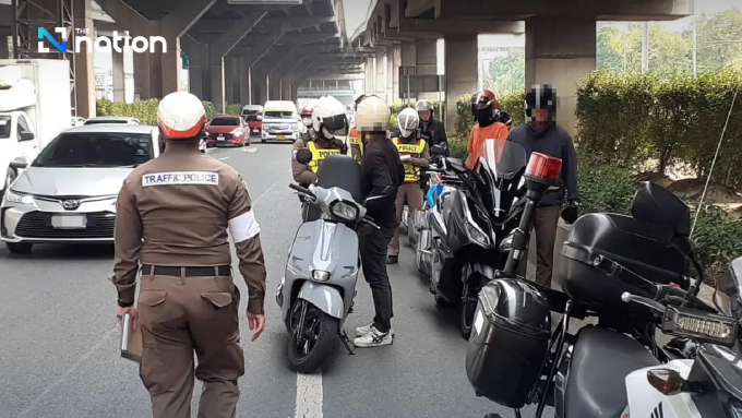 Cảnh sát giao thông Thái Lan xử lý một trường hợp vi phạm. Ảnh: Nation