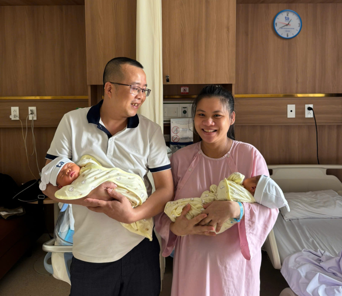 Vợ chồng chị Hà bên hai con trước giờ xuất viện. Ảnh: IVF Tâm Anh