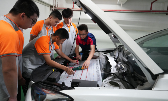 Một lớp đào tạo thợ sửa xe điện ở Trùng Khánh, Trung Quốc. Ảnh: CarNewsChina